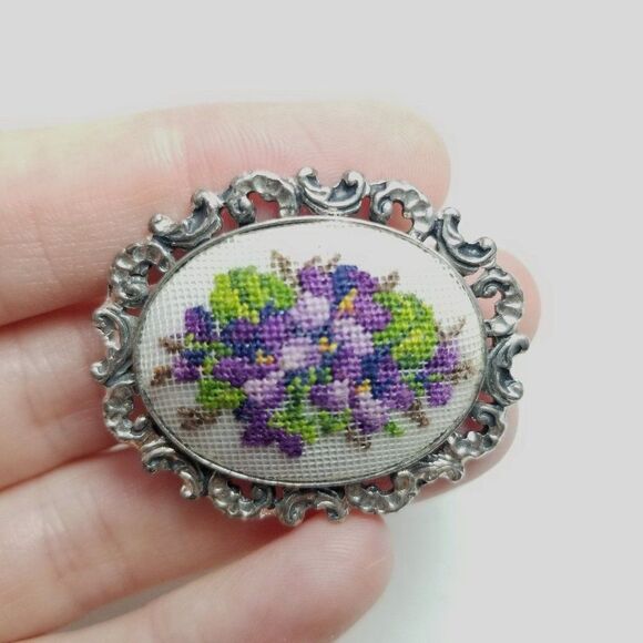 Vintage Purple Pansy Cross Stitch Style Brooch Silver Tone Setting Floral Estate - Picture 5 of 6